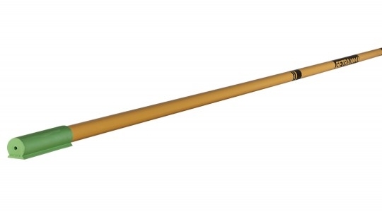 Langer Holzstiel mit grünem Kunststoffende, ideal für Gartengeräte