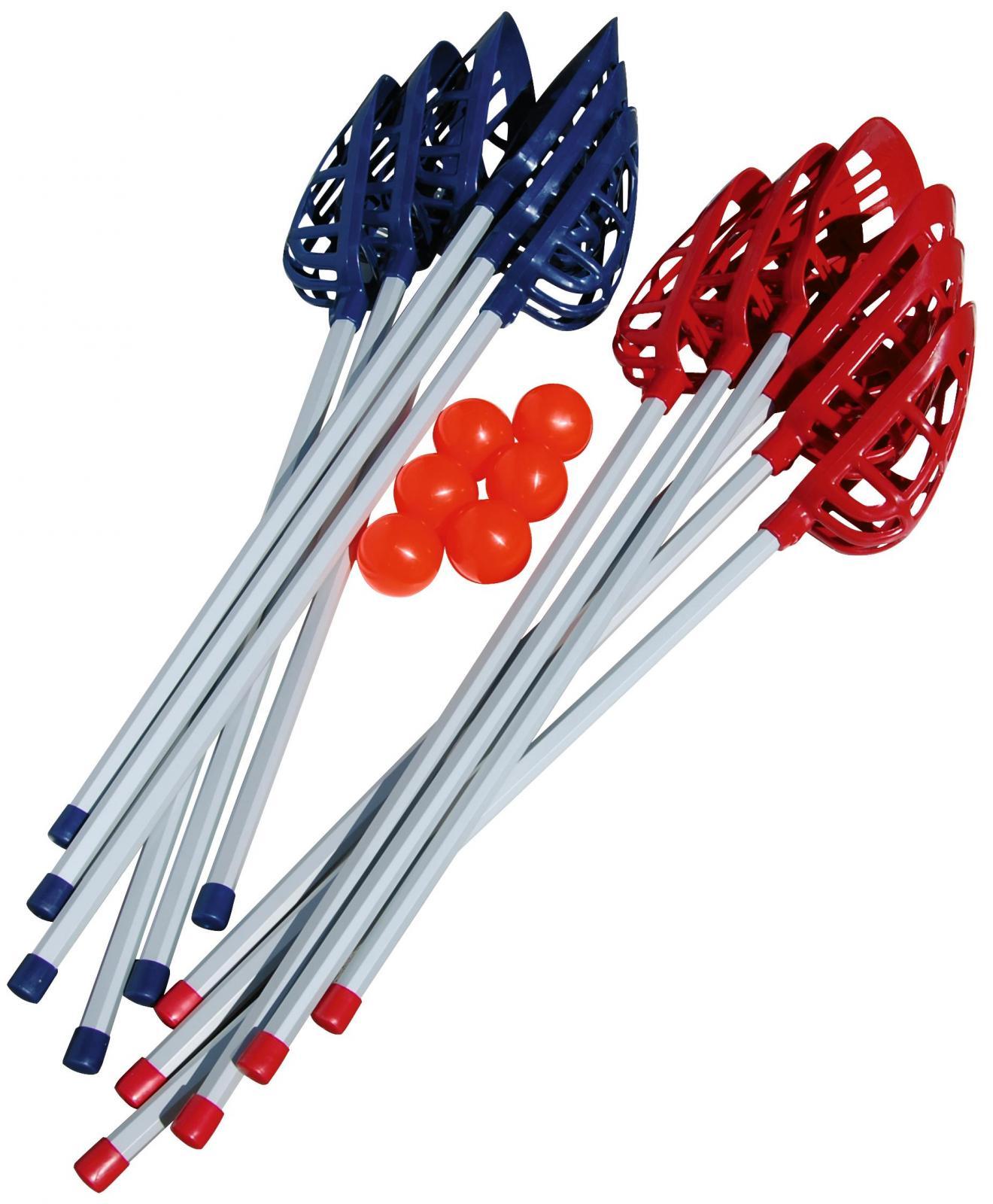 Zwei Sets von Lacrosseschlägern in Blau und Rot mit orangenen Bällen