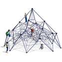 Enfants jouant sur une grande structure d'escalade en corde