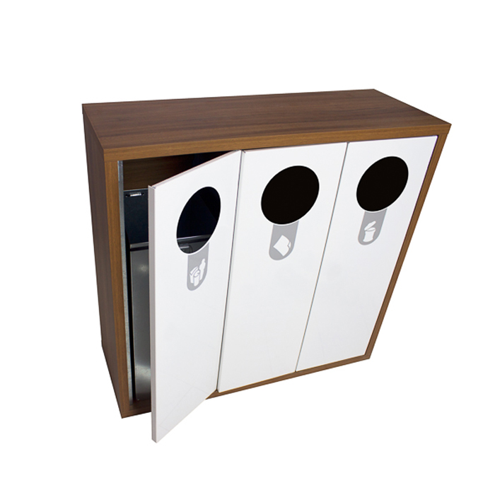 Ein Recycling-Mülleimer mit drei weiß lackierten Fächern, die aus einem Holzrahmen bestehen. Jedes Fach hat ein Symbol für unterschiedliche Müllarten.