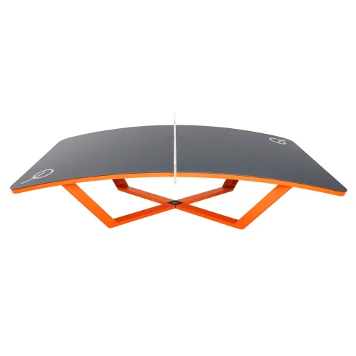 Moderner Teqball Tisch in Orange und Grau für Sport- und Freizeitaktivitäten