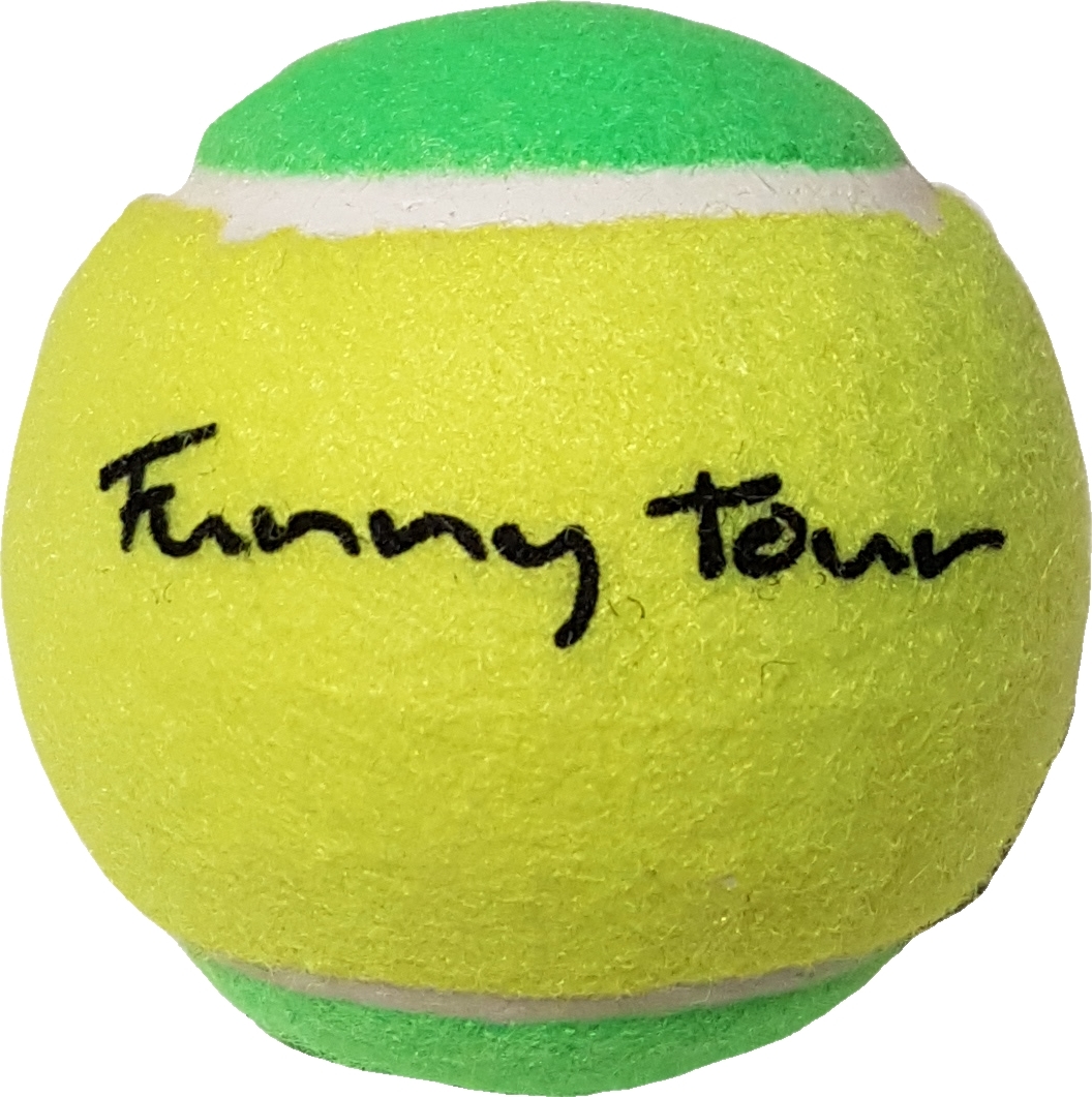 Nahaufnahme eines Tennisballs, gelb mit grünem Akzent, Aufschrift 'Funny Tour'