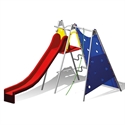 Une structure d'escalade avec un toboggan rouge et un mur d'escalade bleu pour les enfants