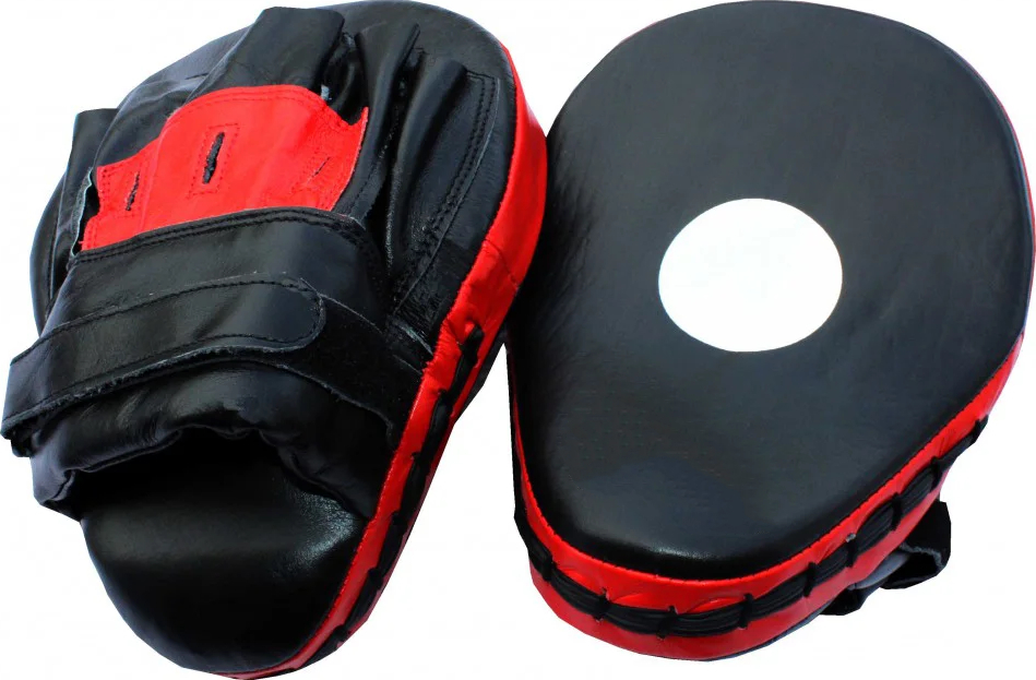 Ein Paar schwarz-rote Box-Pratzen, perfekt für das Kickboxtraining geeignet