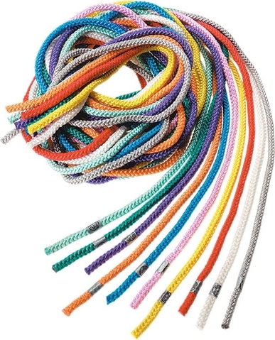 Bunte, geflochtene Schnürsenkel in verschiedenen Farben wie Rot, Blau und Gelb auf weißem Hintergrund.