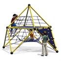 Trois enfants jouent sur une structure d'escalade en forme de pyramide avec des barres jaunes et des cordes bleues.