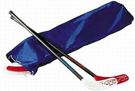 Zwei Floorballschläger mit roten Schaufeln und eine blaue Tragetasche