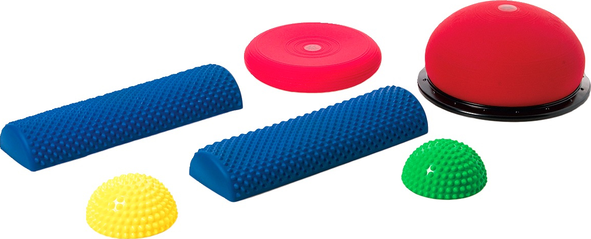 Des ustensiles d'entraînement à l'équilibre de différentes couleurs, dont des rouleaux en mousse bleus, un stabilisateur hémisphérique rouge, des balles hérisson vertes et jaunes et une plaque d'équilibre rouge.