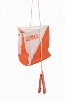 Eine rot-weiße Orientierungslauf-Kontrollstation mit Hängeflagge und Klammer.
