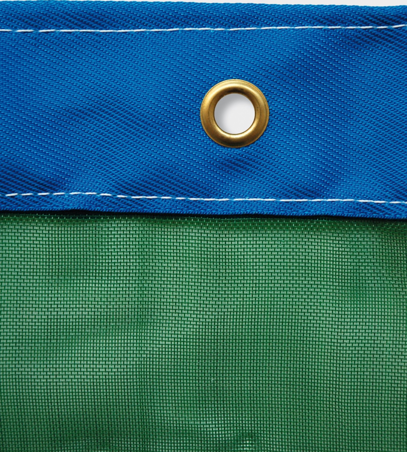 Détail d'une bâche robuste en vert et bleu avec œillets métalliques, idéale pour l'extérieur et les usages multiples.