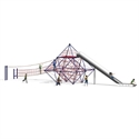 Les enfants jouent sur une grande pyramide à grimper avec toboggan et structures en filet sur une aire de jeux.