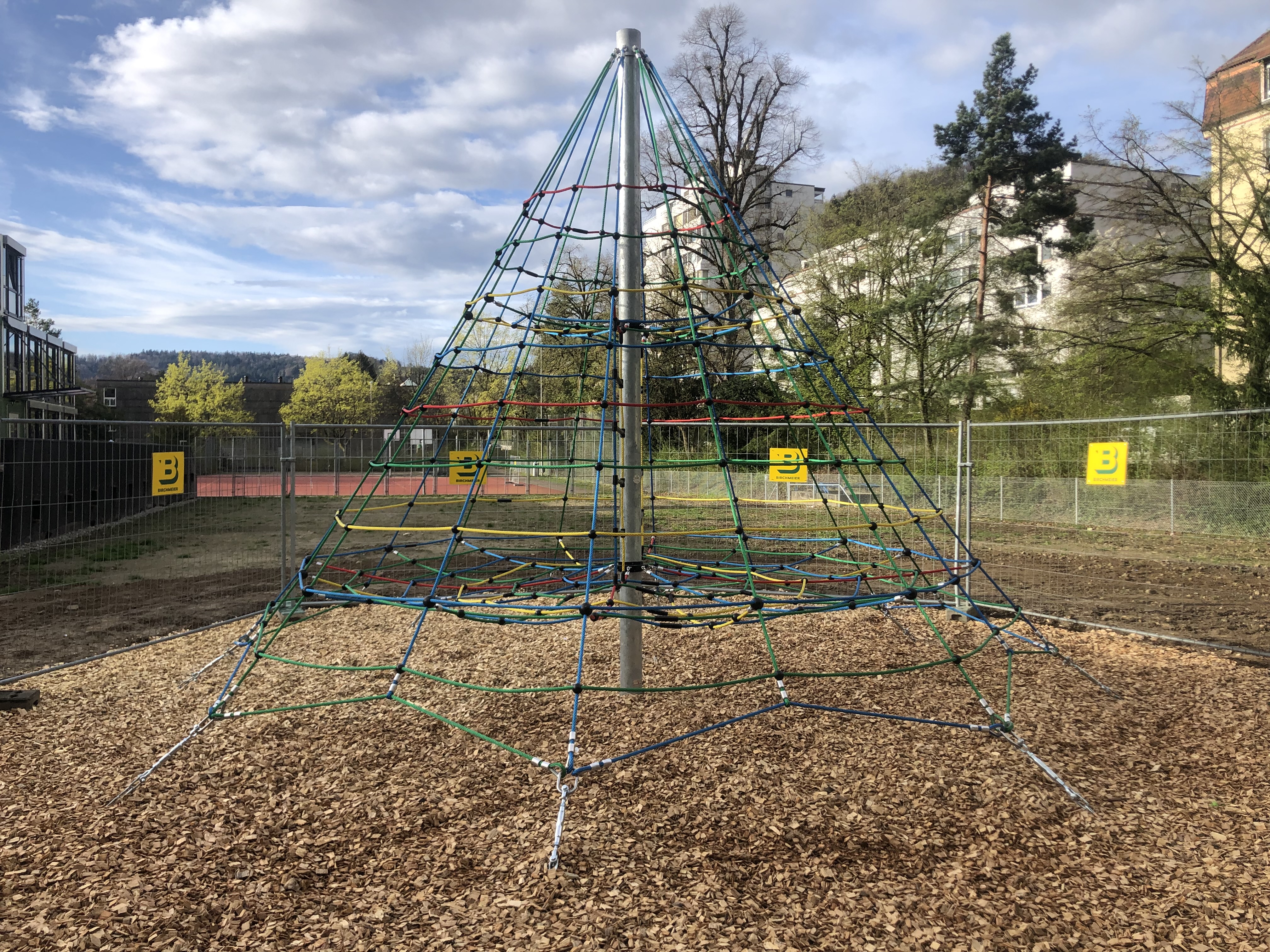 Kletterpyramide proQ Innovation betreffend Fallschutz