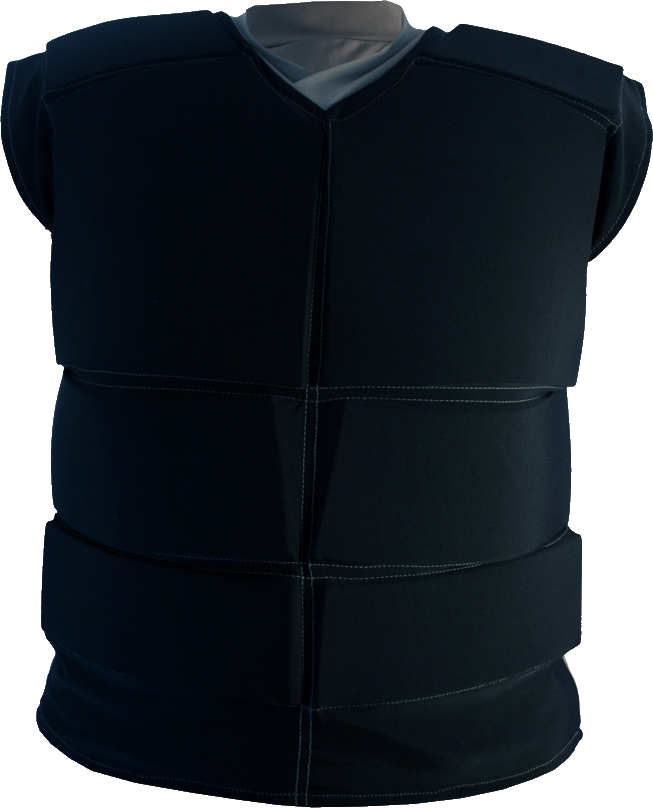 Schwarze gepolsterte schusssichere Weste auf weißem Hintergrund