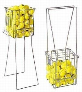 Metallkorb gefüllt mit gelben Tennisbällen, freistehend auf Ständer