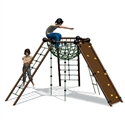 Les enfants jouent sur une structure d'escalade polyvalente avec des toboggans et des échelles.
