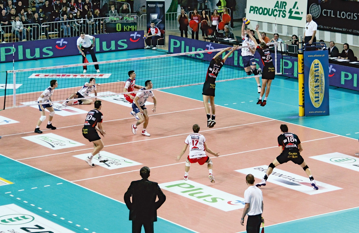 Spielszene bi eme intensive Volleyballmatch