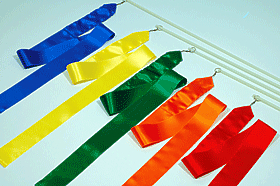 Fünf bunte Stofffahnen in Blau, Gelb, Grün, Orange und Rot, aufgehängt an Metallhaken