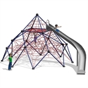 Les enfants jouent sur une grande pyramide à grimper avec toboggan