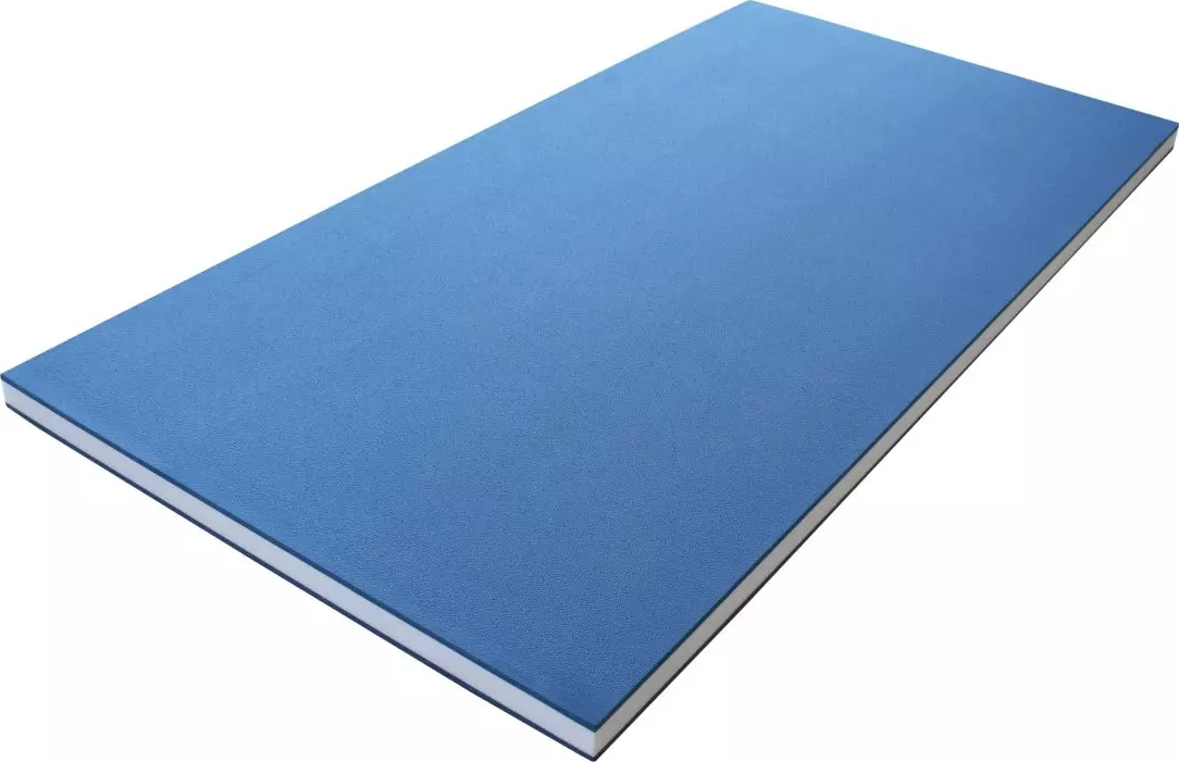 Blaue Gymnastikmatte auf weißem Hintergrund, ideal für Fitnessübungen und Yoga.
