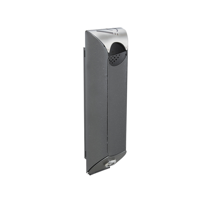 Schlanker Wand-aschenbecher aus Edelstahl, ideal für den Außenbereich. Langlebiges Design mit schwarzem Korpus und silberner Abdeckung.