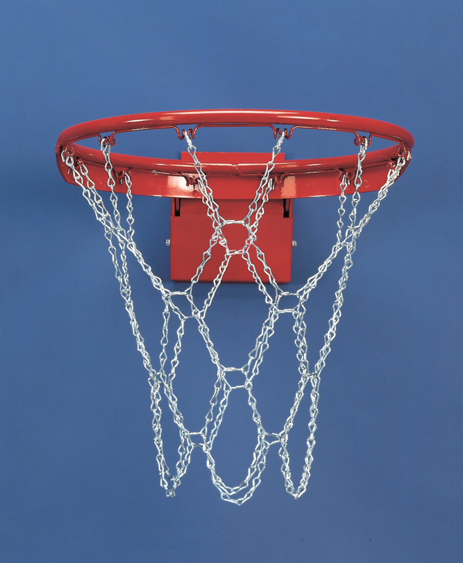 Ein roter Basketballkorb mit einem stabilen Stahlnetz vor blauem Hintergrund.