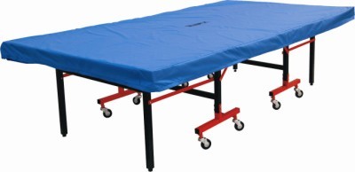 Zusammenklappbare Tischtennisplatte mit blauer Abdeckplane und roten Rollen, ideal für den Indoor- und Outdoor-Einsatz