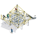 Des enfants grimpent sur une grande pyramide d'escalade triangulaire avec filet et toboggan sur une aire de jeux
