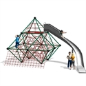 Les enfants jouent sur une pyramide à grimper avec toboggan