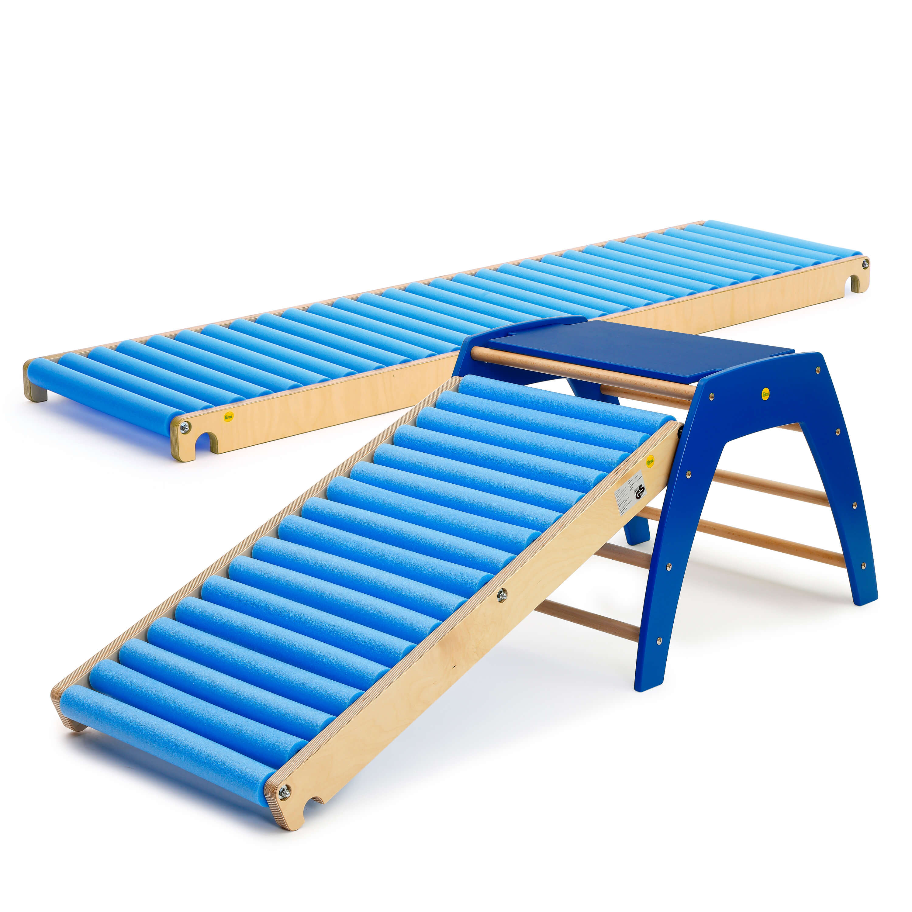 Kinderspielgerät mit blauem Rollerparcours aus Holz und Kunststoff