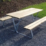 Holz-Picknicktisch mit Metallrahmen auf Kiesfläche, ideal für Gartennutzung