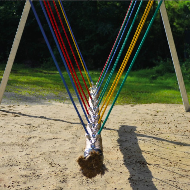 Bunte Raupenschaukel von Ullman mit robusten Herkules-Seilen und gepolsterten Schaukelringen für sicheren Schaukelspaß auf dem Spielplatz