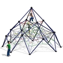 Plusieurs enfants grimpent sur une structure d'escalade en forme de pyramide avec des filets sur une aire de jeux.