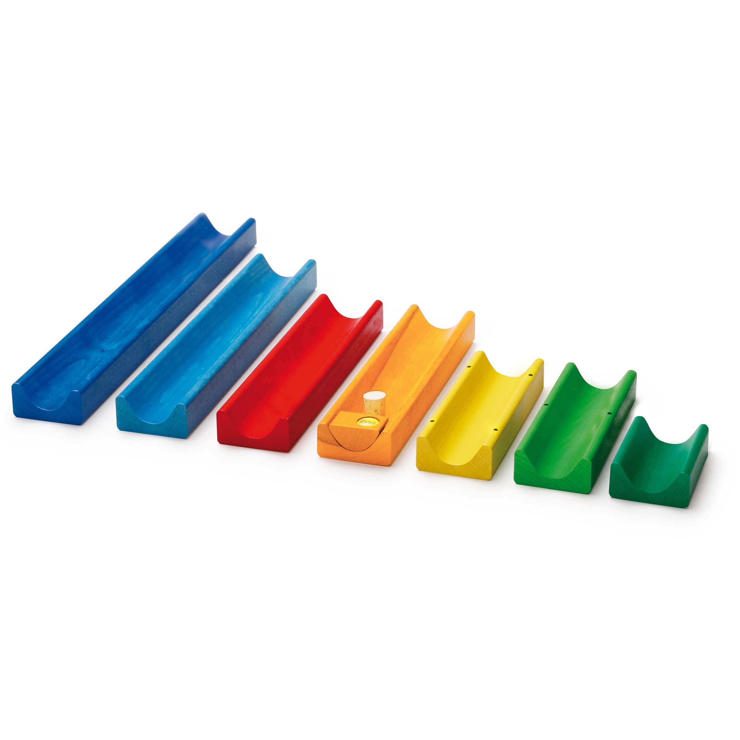 Sieben bunte Holzrinnen in unterschiedlichen Farben und Längen für Kinder zum Kugelbahnspiel.