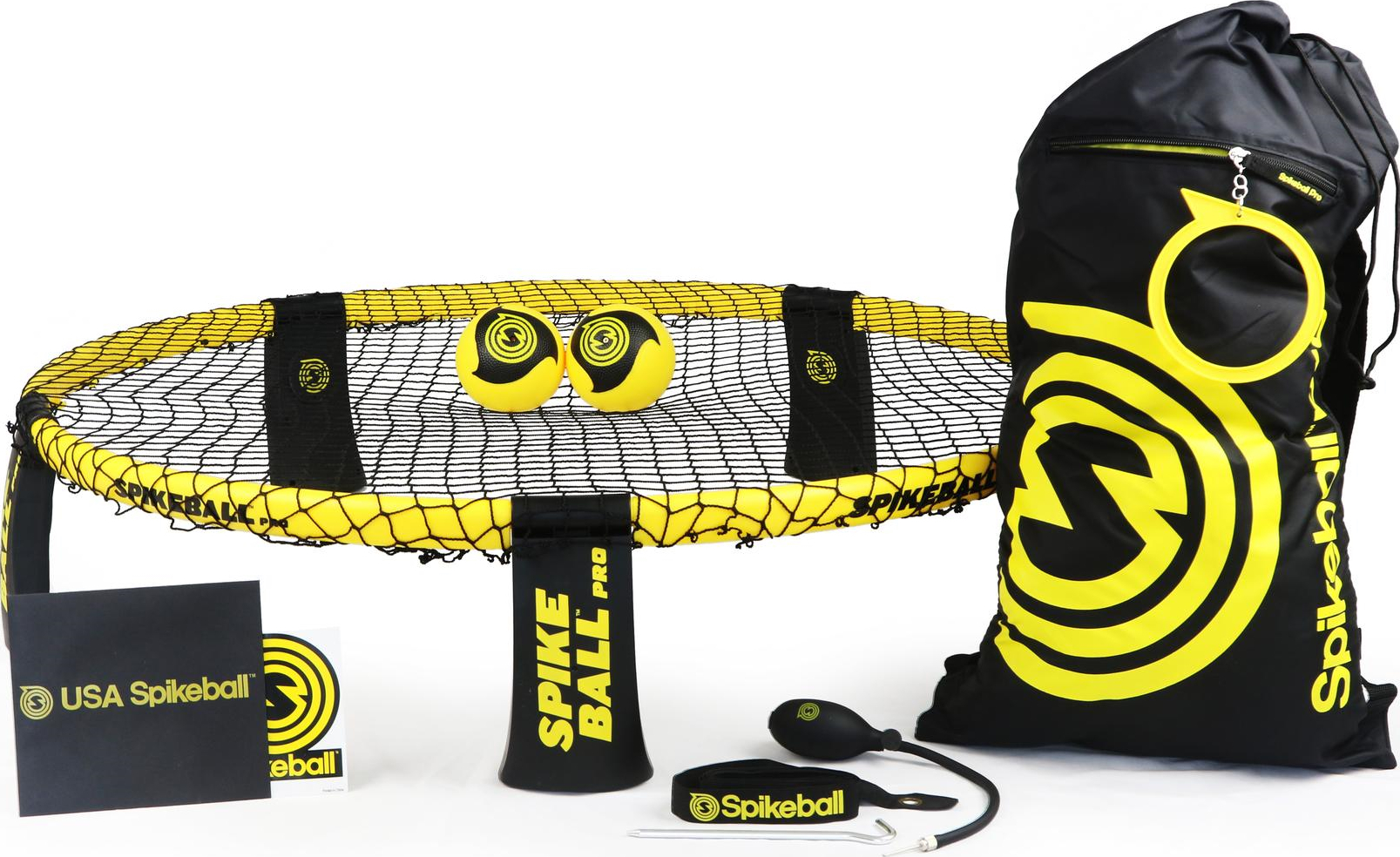 Spikeball Pro Kit bestehend aus einem gelb-schwarzen Netz, zwei gelben Bällen, einer Tragetasche und weiterem Zubehör.