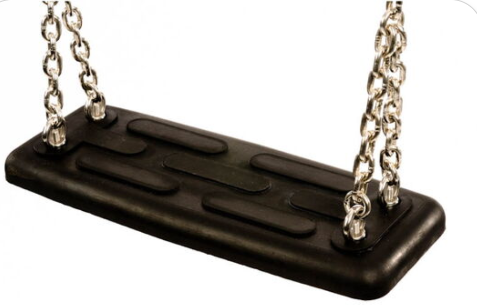 Rechteckiger Gummi-Schaukelsitz in Schwarz mit stabilen Metallketten für den Einsatz auf Spielplätzen