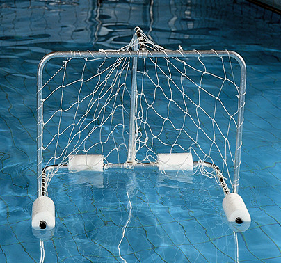 Schwimmendes Wasserballtor im Schwimmbad auf blauem Wasser