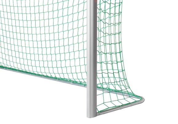 Detailansicht eines Fußballtors mit grünem Netz und robustem Metallrahmen