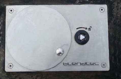 Metallplatte eines Blendtec Geräts mit großem Drehknopf und verriegeltem Sperrsymbol