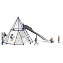Les enfants jouent sur une pyramide à grimper avec filet et toboggan