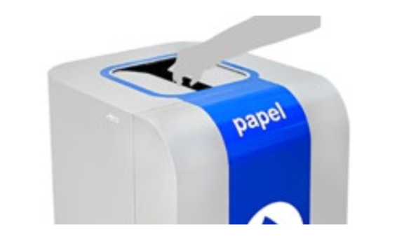 La main jette du papier dans le bac de recyclage bleu pour papier