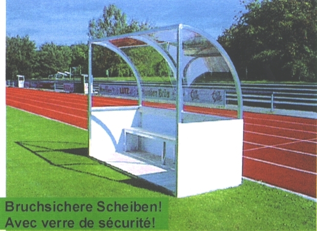 Spielerbank mit bruchsicherem Plexiglas an einem Sportstadion neben einer Laufbahn