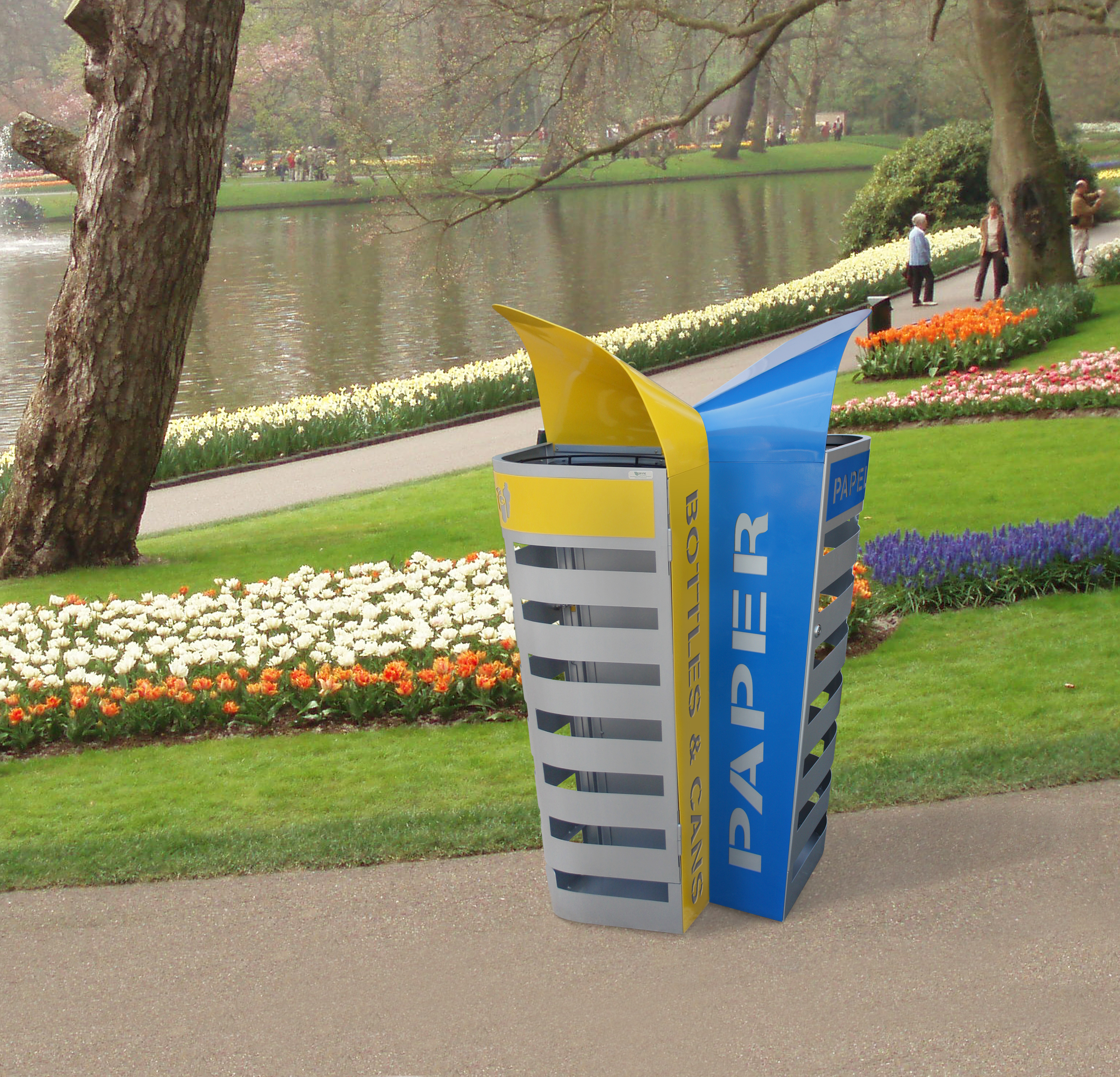 Bunter Recyclingbehälter für Flaschen und Papier in einem blühenden Park