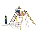 Deux enfants sur une structure d'escalade avec toboggan sur l'aire de jeux