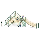 Pyramide à grimper avec filet et toboggan sur lequel jouent les enfants