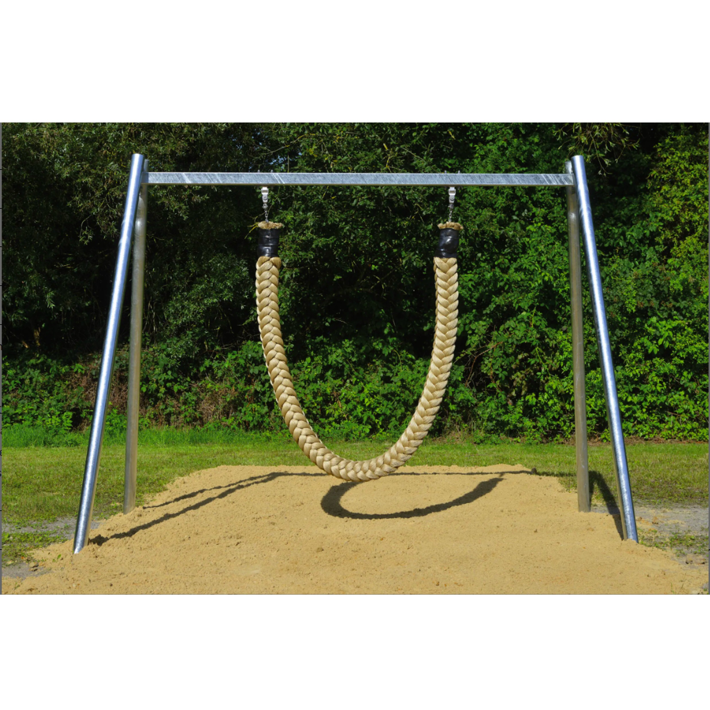 Stabile Spielplatz-Seilschaukel aus dickem geflochtenem Seil an verzinktem Metallgestell über Sandfläche