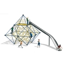 Les enfants jouent sur un portique d'escalade en forme de pyramide avec toboggan intégré