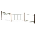Structure à grimper avec plusieurs éléments à grimper, adaptée aux aires de jeux, composée de poteaux en bois et de barres métalliques.