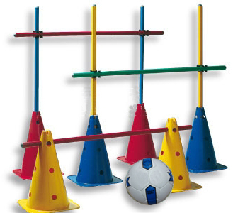 Buntes Trainingsset mit Hütchen, Stangen und Fußball für sportliche Übungszwecke