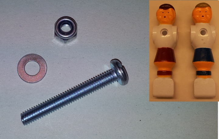 Ein Set von Tischkicker-Ersatzteilen bestehend aus einer Schraube, einer Mutter, einer Unterlegscheibe und zwei Spielfiguren mit unterschiedlich farbigen Trikots.