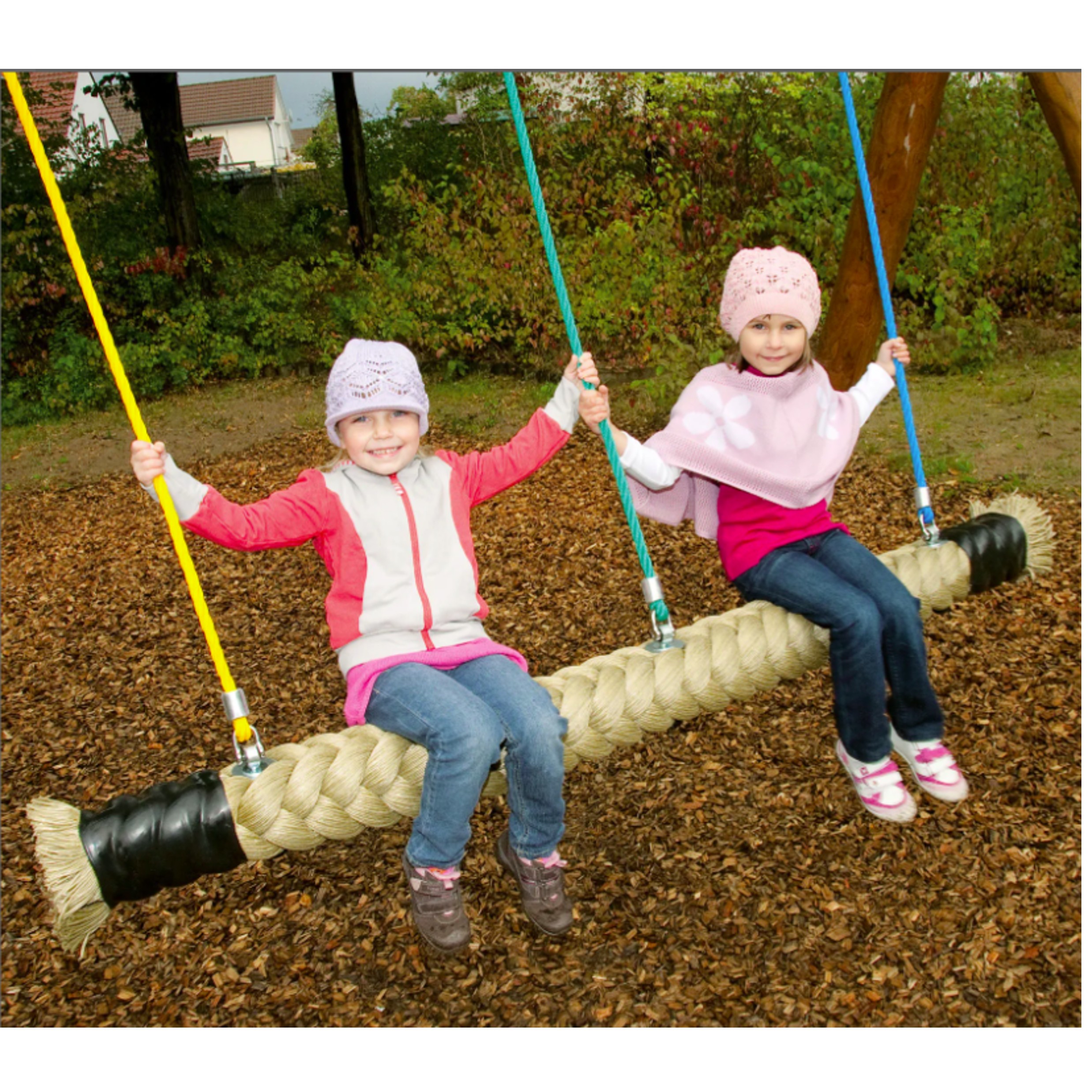 Zwei Kinder schaukeln auf der robusten Ullmann Tampenschaukel aus TauFendex-Tauwerk mit Herkules-Seilen und vandalismussicherem Usacord Wohlfühlnetz im Spielplatz